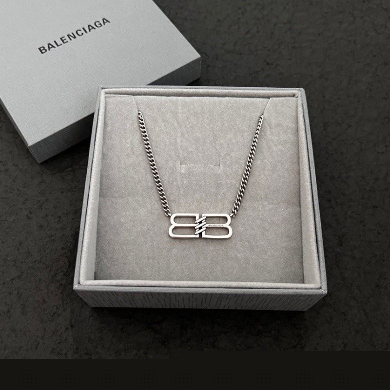 Ba*len*cia*ga necklaces